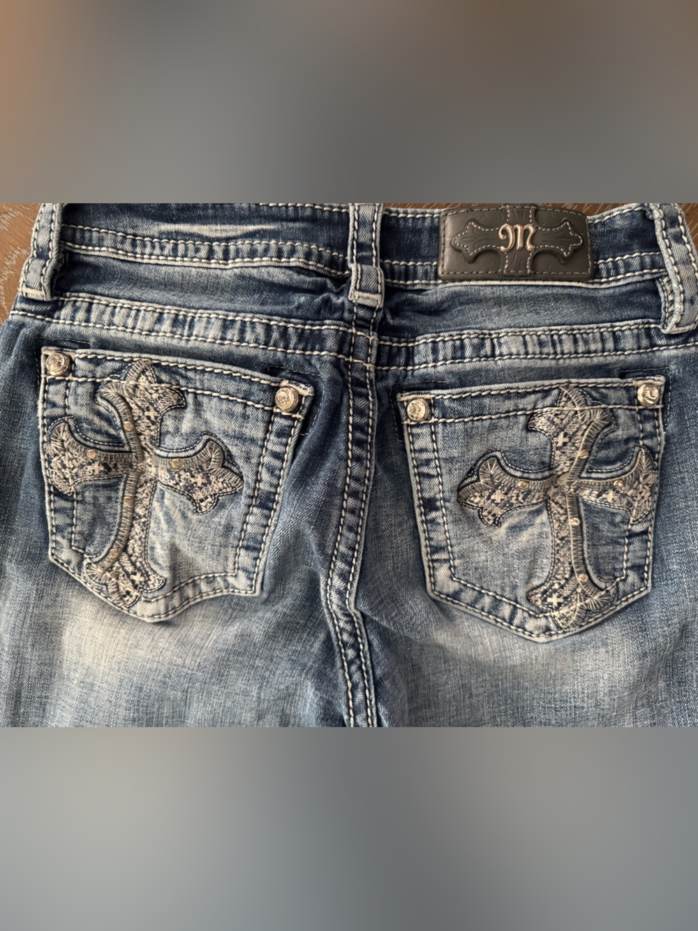 Miss Me Bling Cross Mid-Rise Bootcut Jeans
M3936B size 25X34